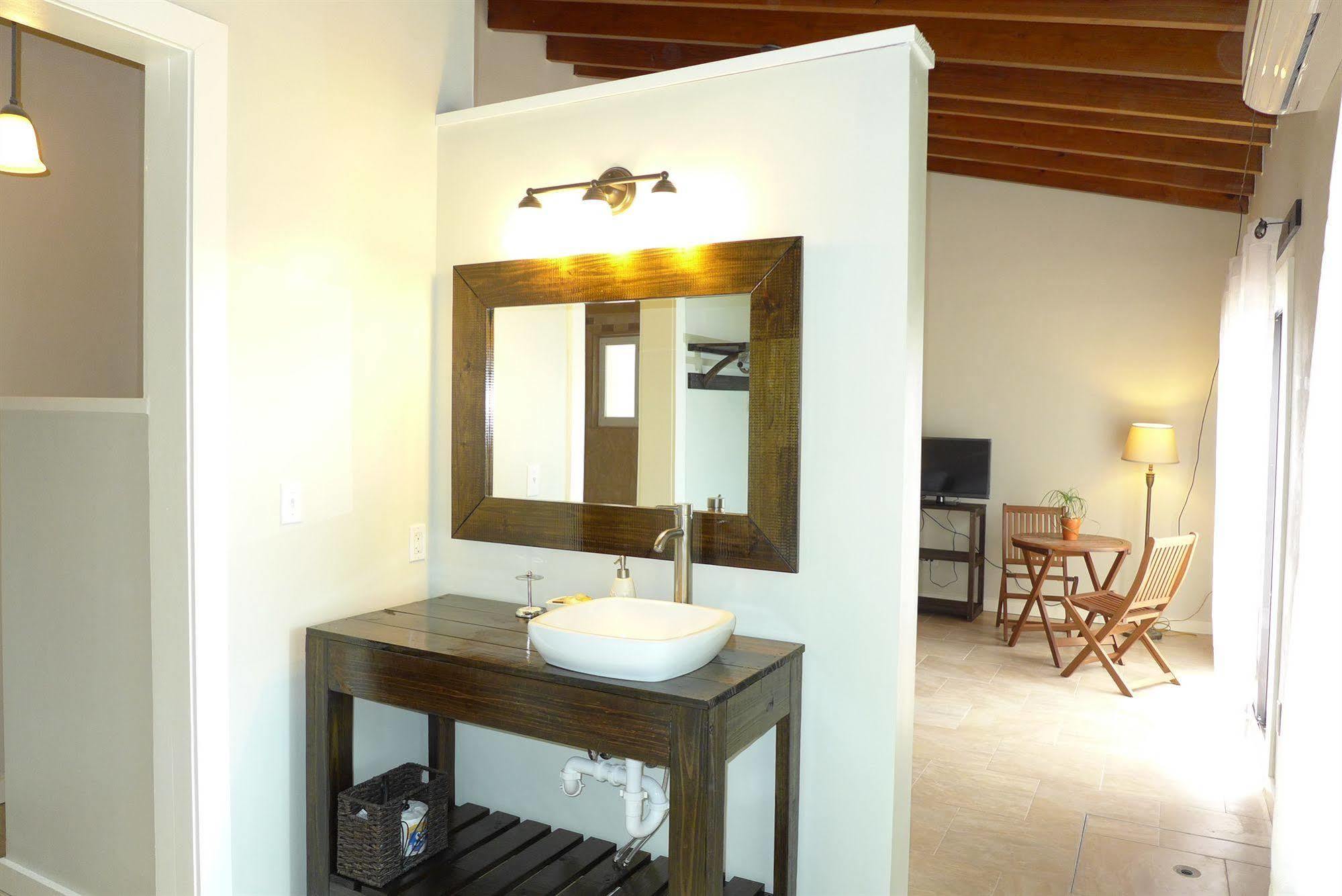 Two Sandals - A Boutique Hotel นาซาเร็ธ ภายนอก รูปภาพ